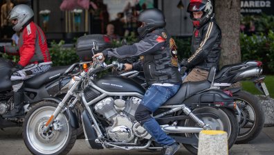 Масони на мотори събраха погледите на минувачи на пл. "Света Неделя"