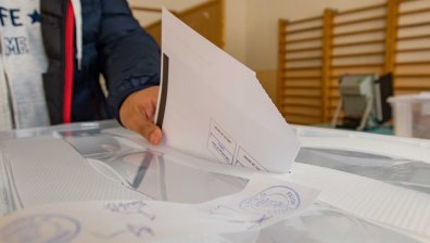 Председател на СИК разпечата урна и извади хартиена бюлетина във Велико Търново