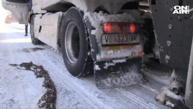 Шофьорите на камиони масово карат без вериги
