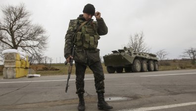 Украински военнослужещи разположиха военна техника до границата с Крим