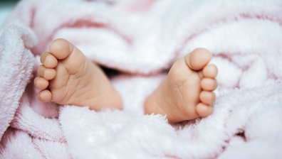 Откриха замразено бебе в куфар в апартамент в Гърция