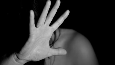Домашно насилие в София: Мъж преби жена си и заби нож в крака ѝ