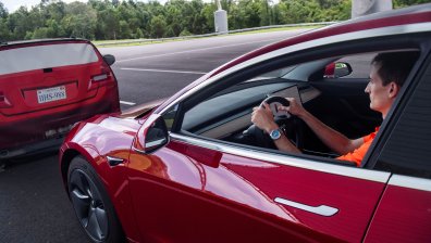 Tesla под прицел в Китай: Над 4 млн. коли се изтеглят заради скритите дръжки
