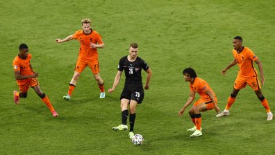 Нидерландия мина с лекота през Австрия и е на 1/8-финал на Евро 2020