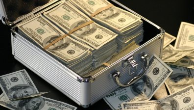  8 души в света притежават над 100 милиарда долара