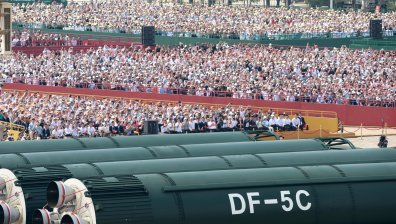 Китай демонстрира сила и величие - страховити оръжия и смели заявки на парада