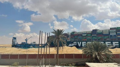 Бедствие за милиарди: Блокадата на Суецкия канал ще продължи да сее хаос в доставките