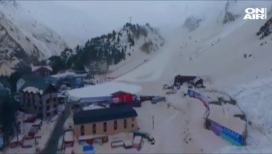 Лавина засипа автомобили под Елбрус