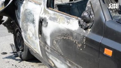Кола се запали в движение, шофьорът е с опасност за живота