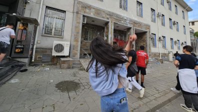 22-ма младежи замесени във вандализма срещу полицията след убийството на Маги