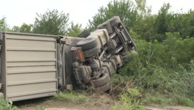 ТИР се обърна на пътя Русе-Бяла в опит да избегне удар с автобус