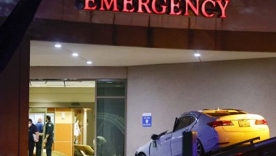 Самоубиец се вряза с кола в спешното отделение на болница в Остин