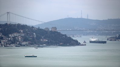 Аварирал кораб спря движението през Дарданелите