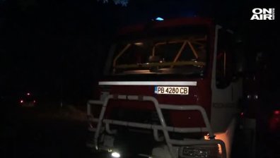 Огнеборците гасят край Карлово - огънят е овладян от 2 страни