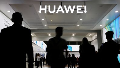 Huawei дава бонуси на служителите, които ѝ помагат да се справи с кризата