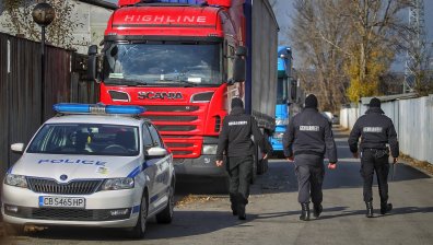 Полицаи блокираха Шуменско, спират коли за проверки