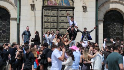 Абитуриентите отприщиха емоциите си около "Александър Невски" в София (СНИМКИ)