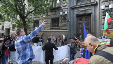 Протестиращите блокираха входа на бившия Партиен дом (+СНИМКИ)