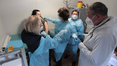 Ваксинирането на медиците приключва до 2 седмици и започва втора фаза