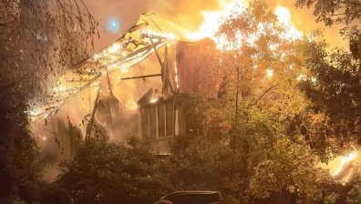 Стара сграда и коли изгоряха при пожар до училище в София (СНИМКИ)