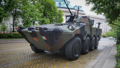 Военна техника беше струпана в центъра на София преди парада