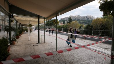 Година затвор за учителка в Гърция, отказала да сложи маска в час