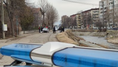 Кола падна в Струма, шофьорът се спаси, съпругата му се е удавила