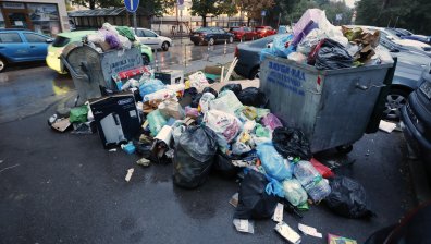 Контейнерите в "Люлин" и "Красно село" преливат и разнасят непоносима миризма (ВИДЕО)