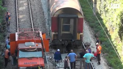 Разпадащ се влак между Черноград и Айтос блокира релсите