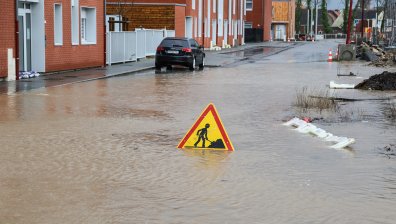 Хаос във Франция заради бурни ветрове и наводнения, хиляди са без ток