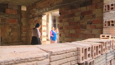 Събарят опасна сграда във Враца със самонастанили се роми