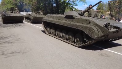 БТР-ите за Украйна се оказаха още в България, Тагарев каза кой плаща транспорта им до фронта