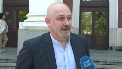 Културна треска: Десетки се стекоха за евтини билети пред Народния театър (ВИДЕО)
