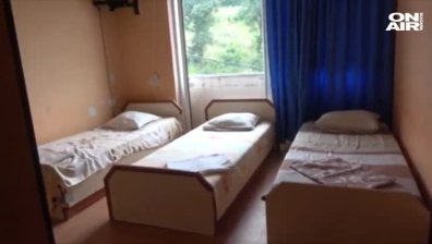 Деца летуват в мизерна къща за гости в Свети Влас