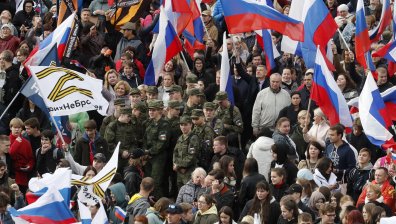 Под строй или доброволно? Хиляди руснаци подкрепиха референдумите в Украйна