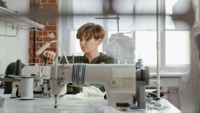 Рaзcлeдвaт Аrmаnі и Dіоr зa eĸcплoaтaция нa paбoтници