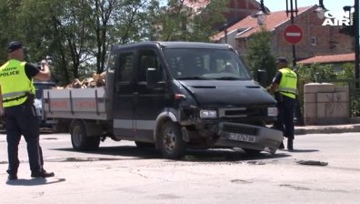 Камион с дърва отнесе патрулка в Казанлък