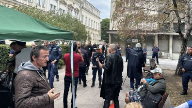 Протест пред централата на "ДПС-Ново начало"