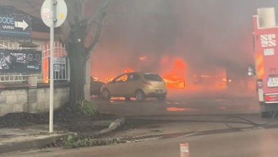 Мъж е с изгаряния, 3 коли са изпепелени в голям пожар в автосервиз във Варна (+СНИМКИ)
