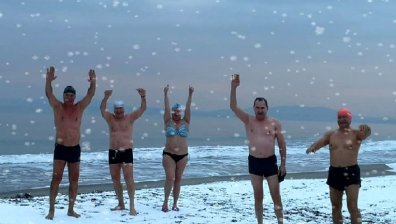 Да плуваш в леденото море: Приятели моржуват на бургаския плаж от години