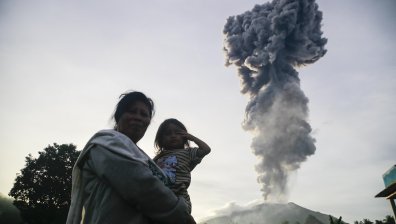 Вулкан изригна в Индонезия и изхвърли пепел на повече от 10 км