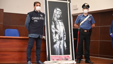 Намериха открадната картина на Банкси във ферма в Италия (видео)