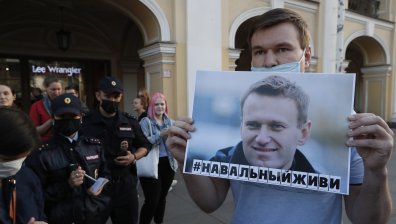 Германия праща самолет за Навални, Меркел иска прозрачно разследване