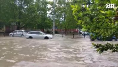 Проливен дъжд и градушка наводни Пловдив