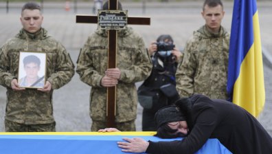 Украинки: Войниците нахлуха с картечници, убиха мъжете ни, след това ни изнасилиха