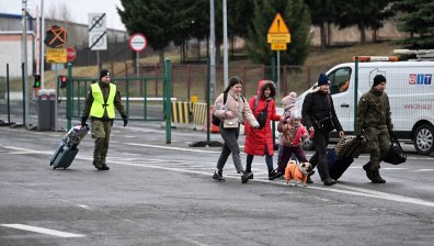 Евакуираха десетки цивилни от Мариупол с малък конвой от автобуси