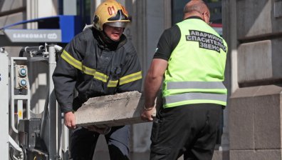 Огромни късове от тераса се срутиха на бул. "Дондуков" в София