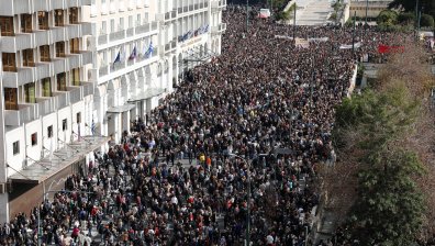 Мащабни протести в Гърция заради жп катастрофата с 57 жертви край Лариса 