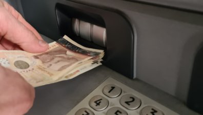 "Банките ще печелят от приходите на хората": Остри реакции в НС заради заплатите по сметка