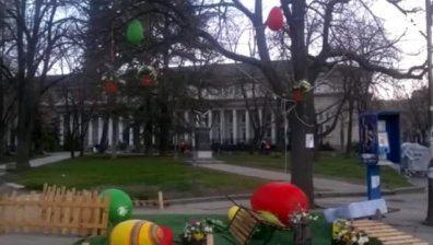 Вандали разрушиха великденската украса в Благоевград